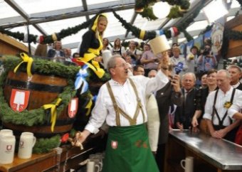 Munich Mayor tapping the first barrel of Oktoberfest beer