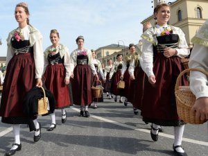 PHOTO: Women wearing the traditional dirndl