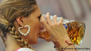 Woman drinking beer at Oktoberfest (Photo: Andreas Gebert/dpa)